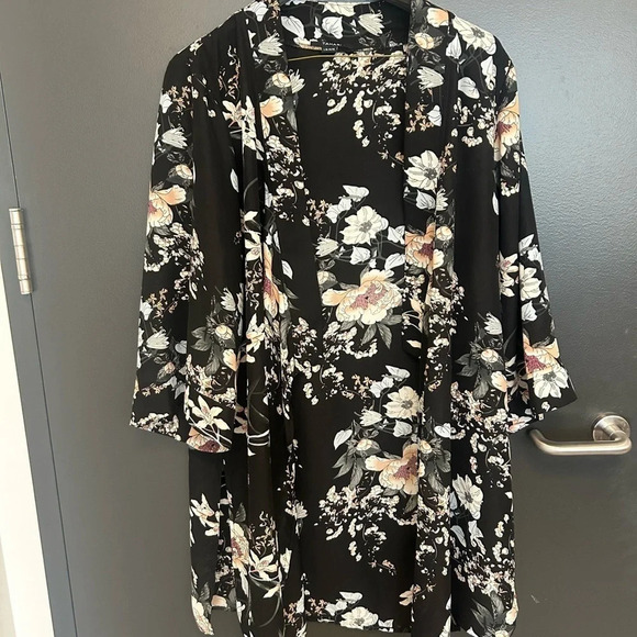 Tahari polyester kimono wrap XL  excellent condition - Picture 7 of 7